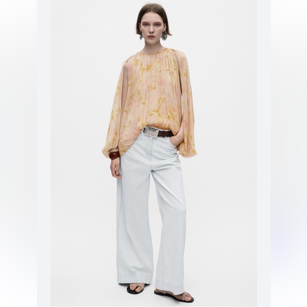 NWT Zara HIGH-WAISTED LOOSE FIT
JEANS ZW COLLECTION
In SKY BLUE